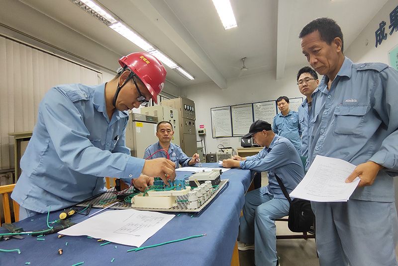 ���԰����չ��ȼ�ʦ���߼���ʦ�϶�